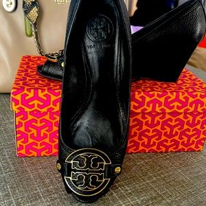 Tory Burch Black Amanda 8.5 wedge heel shoes 11138211 FREE MK new bag with full$